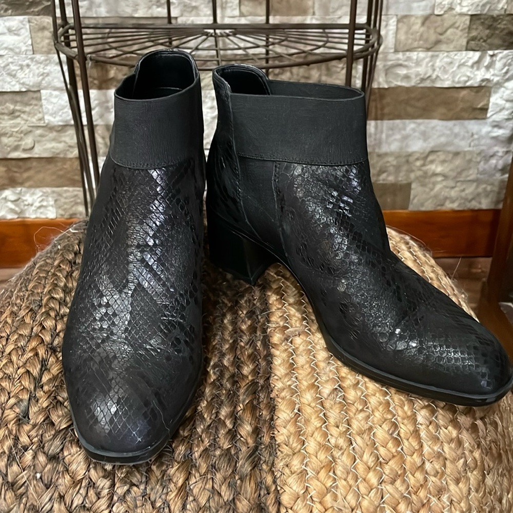 NATURALIZER Women’s Black Reptilian Ankle Boot Sz. 6 1/2